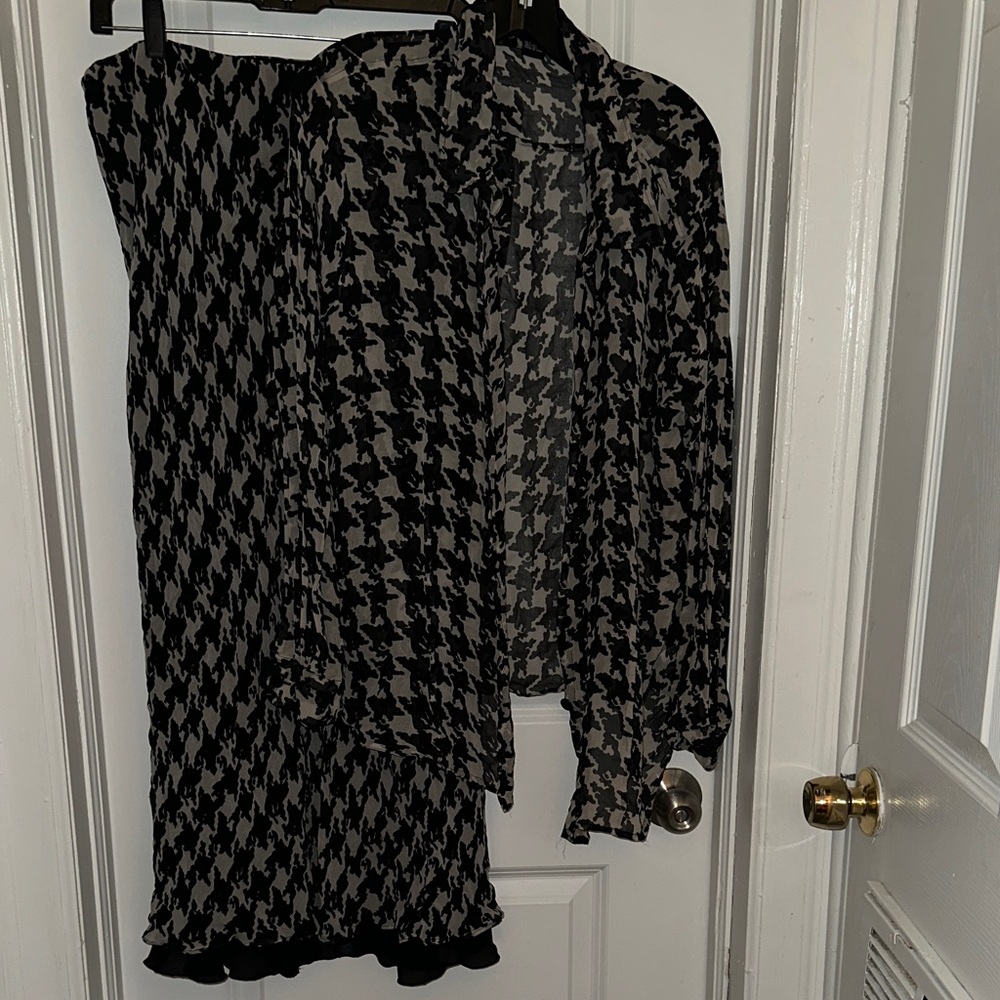 Karen Kane Black and Cream Silk Blouse with Abstract Print